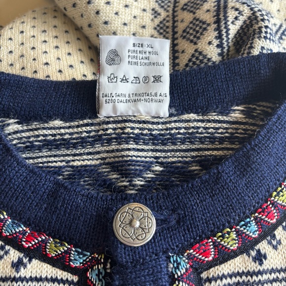 Dale of Norway
🇳🇴Nordic fair aisle wool Sweater🇳🇴
Navy and Cream Cardigan - Picture 4 of 13